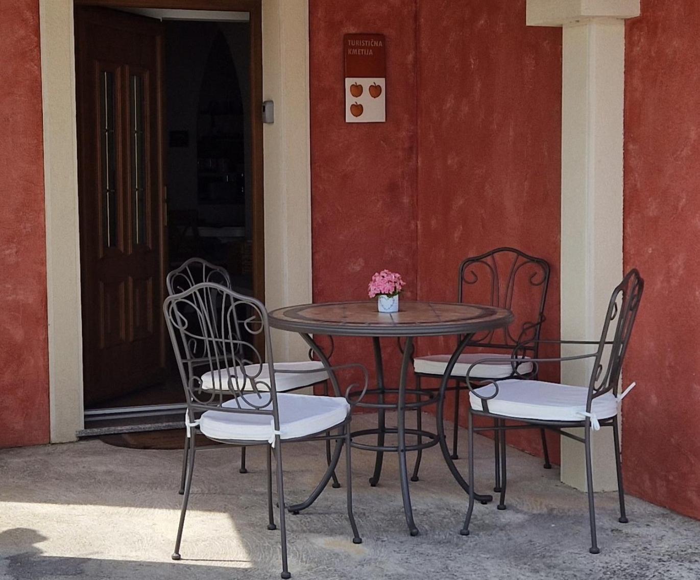 Wine & Apartment Vinales Koper Buitenkant foto